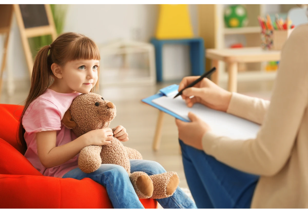 Дете на червен стол в терапевтичното пространство