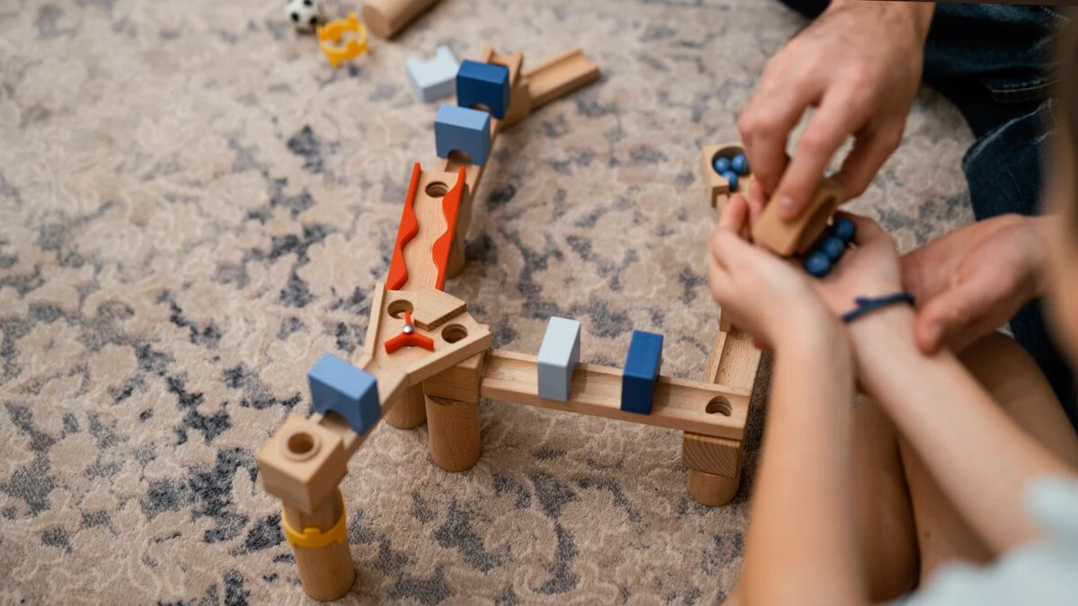 Дете, работещо с пясъчник